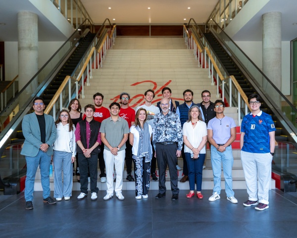 Jeff Hoffman junto a estudiantes de la Facultad de Ingeniería y Ciencias Aplicadas (FICA) de la UDLA, fortaleciendo el networking con referentes internacionales.