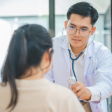 Maestría en Terapia Respiratoria UDLA Doctor joven examen médico cita médica con paciente