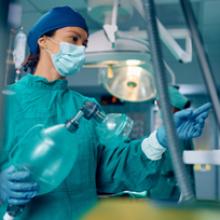 Maestría en Terapia Respiratoria UDLA Instrumentos y médicos en acción sala de cirugía y ventilación