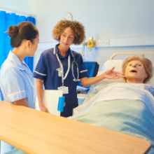 estudiantes-de-enfermeria-en-hospital-simulado