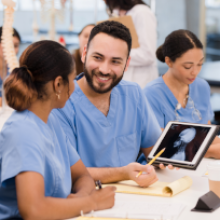 estudiantes-de-enfermeria-revisando-tableta-con-informacion