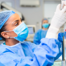 Imagen de un equipo de enfermería colaborando en un entorno hospitalario