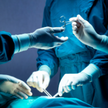 Especialización en Cirugía General UDLA Equipo quirúrgico colaborando