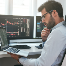 Imagen de un estudiante utilizando software avanzado de análisis financiero