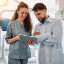 estudiantes-analizando-documento-de-caso