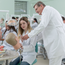 estudiante-con-profesor-practicando-en-clinica-simulada