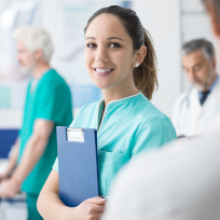 Imagen de una enfermera realizando una simulación en un entorno controlado