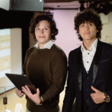 Grupo de estudiantes universitarios - vestidos de empresarios