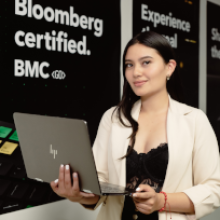 Carrera de Finanzas UDLA Estudiante de finanzas con su computadora