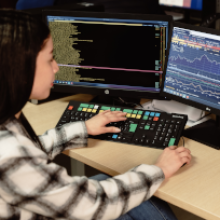 Carrera de Finanzas UDLA Estudiante de finanzas en simulación de inversión