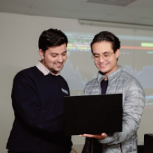 Carrera de Finanzas UDLA Estudiantes de finanzas trabajando en equipo