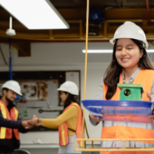 Carrera de Ingeniería Industrial UDLA Estudiante de ingeniería simulando procesos