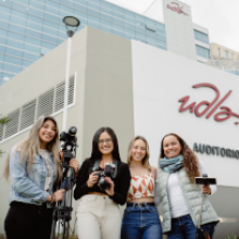 Foto de estudiantes en un evento de comunicación