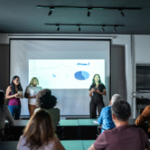 Estudiantes exponiendo frente a la clase