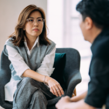 Participa en seminarios y talleres con expertos en psicología clínica.