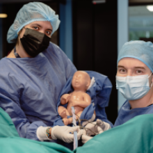 estudiantes-de-medicina-en-simulación-de-parto