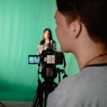 Estudiar Multimedia y producción audiovisual udla Estudiantes trabajando en un estudio de diseño