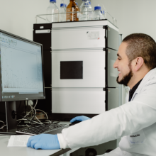 udla-laboratorios-estudiante-en-computadora