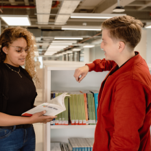 udla-estudiantes- en-biblioteca