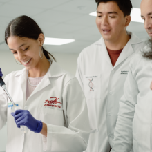 udla-nutricion-de-precision-estudiantes-en-laboratorio