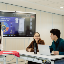 Estudiantes-udla-negocios-deportivos-trabajo-en-grupo