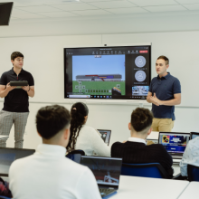 Estudiante-udla-negocios-deportivos-conferencia