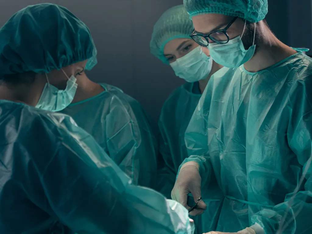 Especialización en Cirugía General UDLA Cirujano en operación en acción