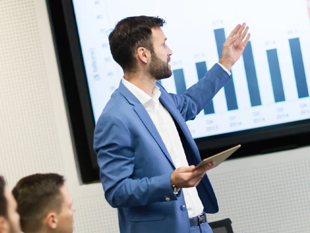 Analista financiero trabajando en un entorno dinámico, interactuando con datos financieros en tiempo real.