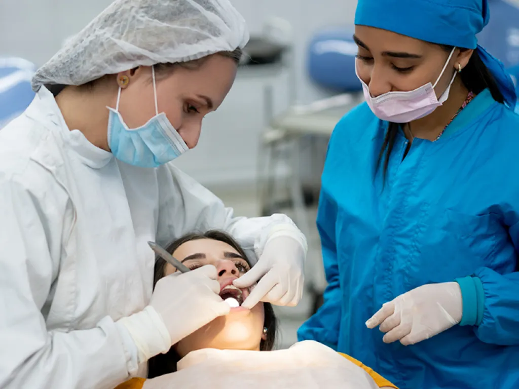 Especialización periodoncia e implantología UDLA
