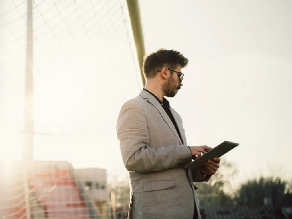 Carrera de Negocios Deportivos UDLA Profesional de negocios deportivos en cancha de fútbol