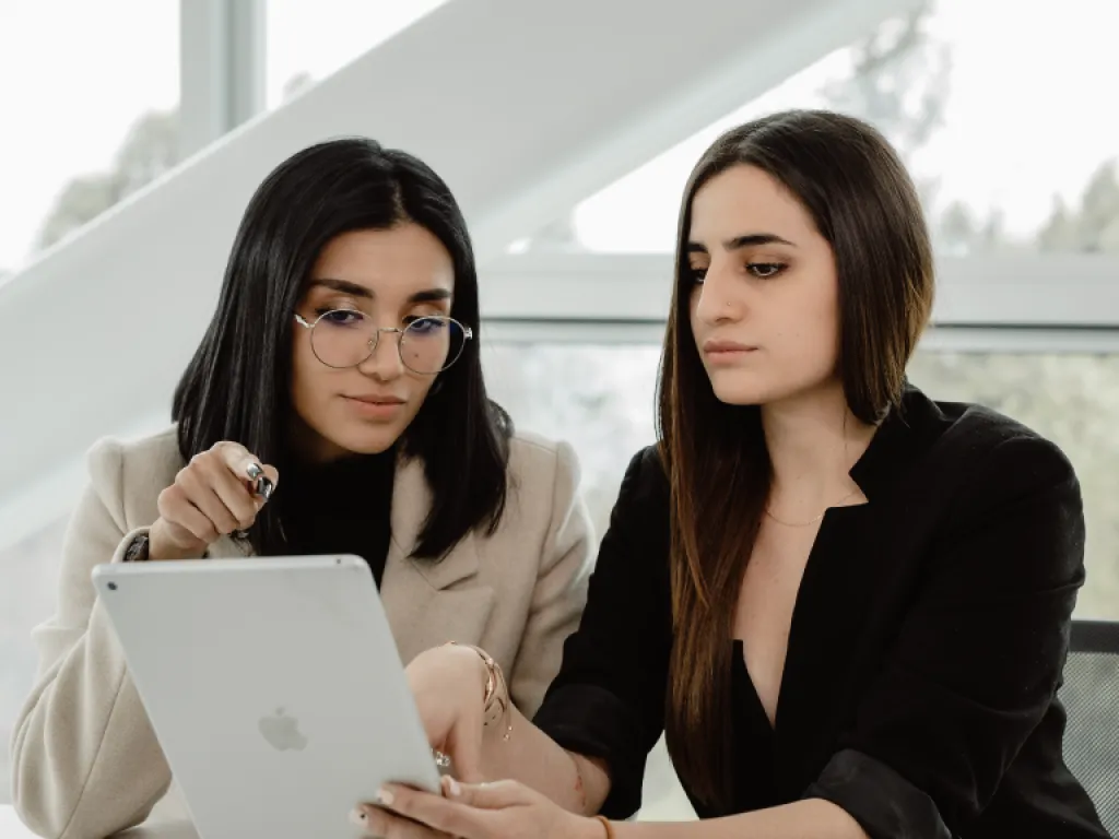 udla-campus-udlapark-estudiantes-derecho-tablet