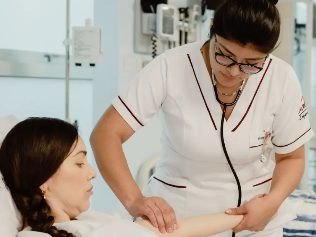 udla-campus-udlapark-estudiantes-enfermeria-practica-clinica