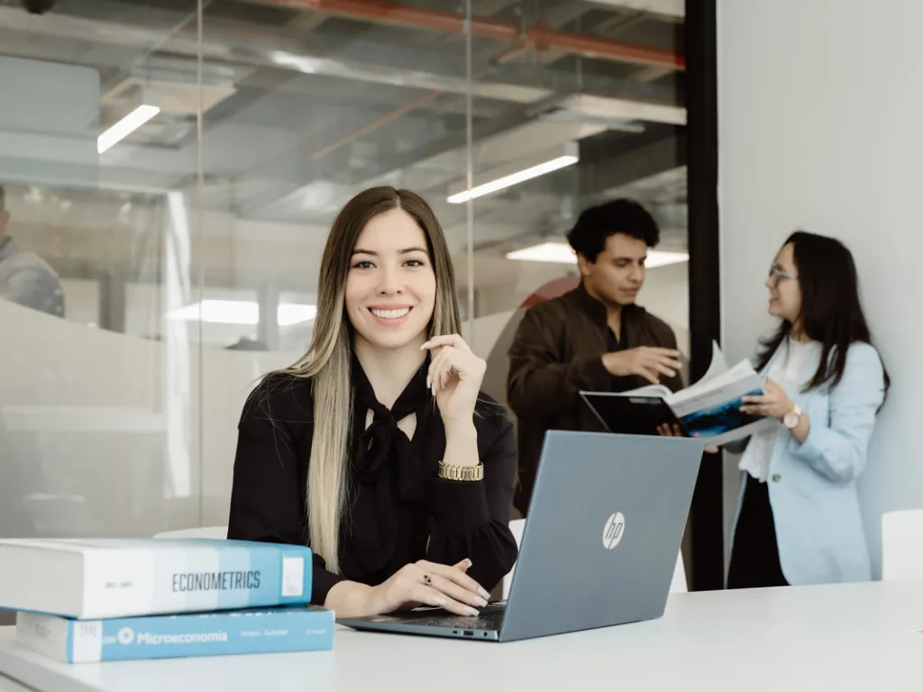 biblioteca_estudiantes_facea_economia_udla