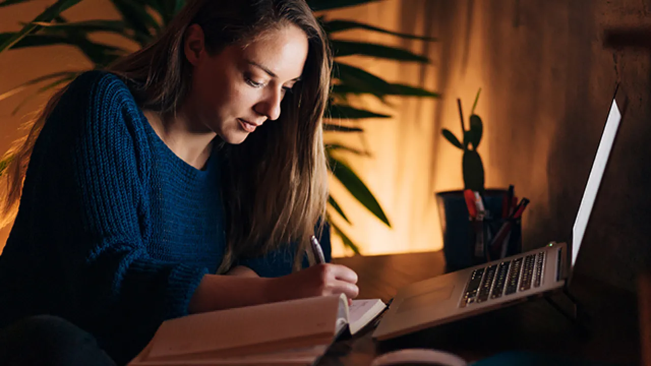 Modalidad Nocturna UDLA Estudiante de modalidad nocturna estudiando en la noche