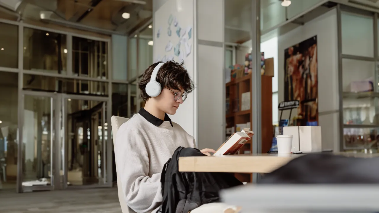 Udla_alumnoconlibro_interiores