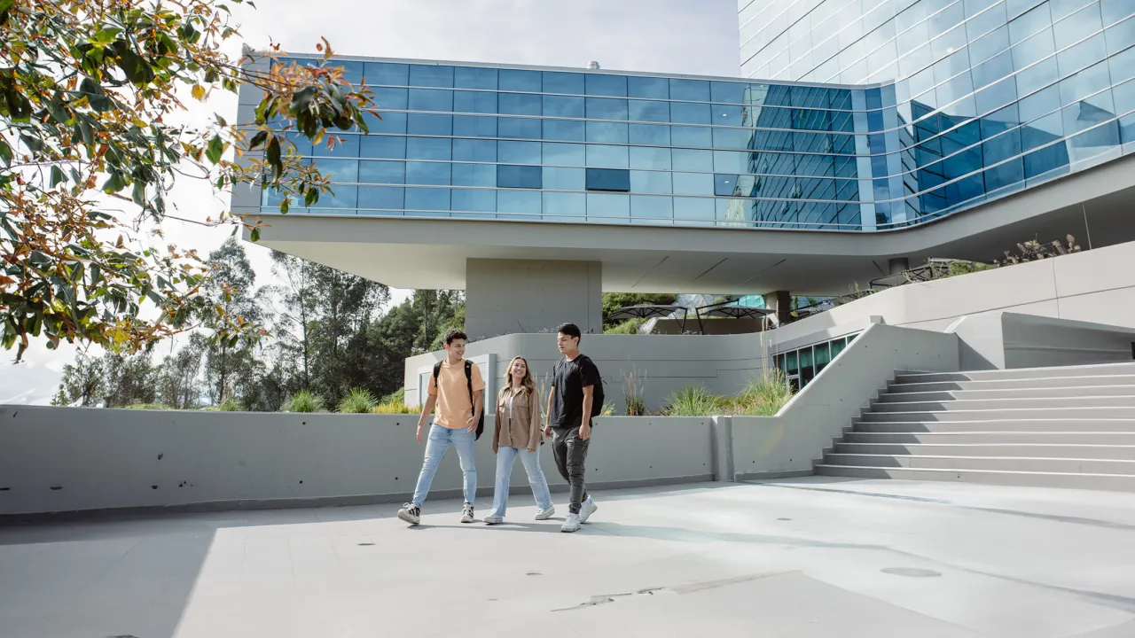 Udla_alumnoscaminando_exteriores