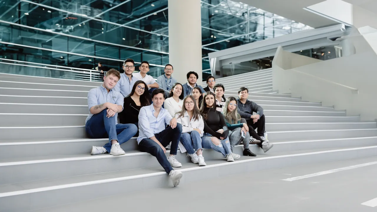 Udla_grupodealumnos_exteriores