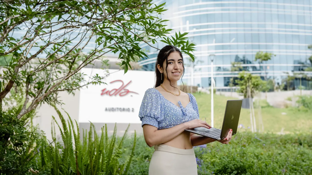 Udlapark_alumnaconlaptop_exteriores