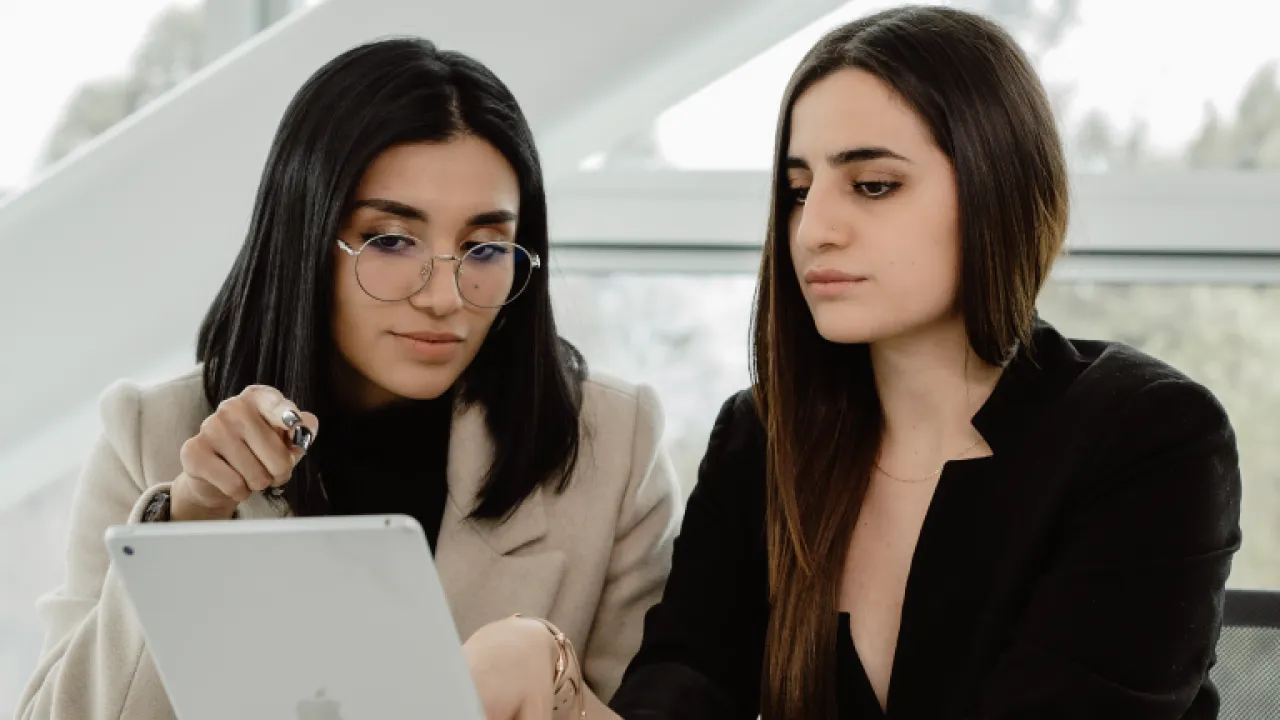 udla-campus-udlapark-estudiantes-derecho-tablet