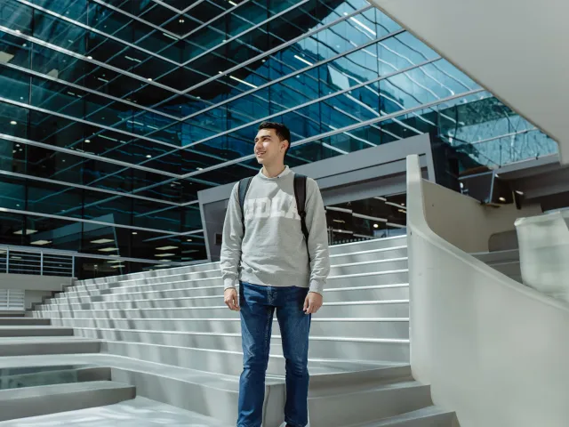 Udla_alumnoviendoexteriordeuniversidad_exteriores_UDLAPARK