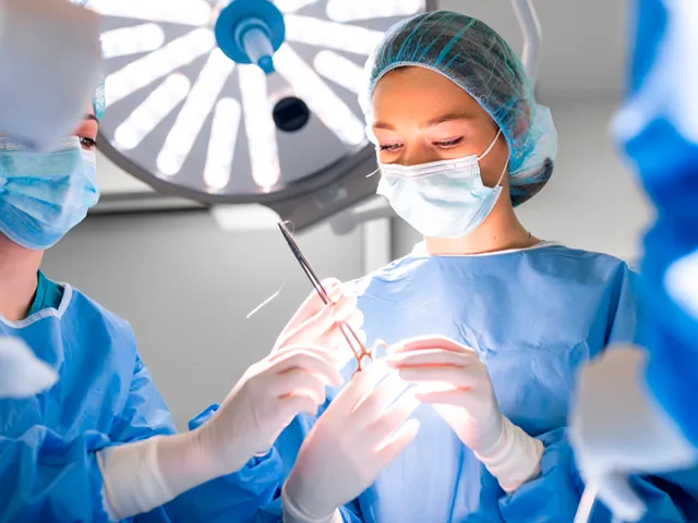 carrera-posgrado-especializacion-maestria-cirugia-plastica-udla-estudiantes-procedimientos-quirurgicos-laboratorio