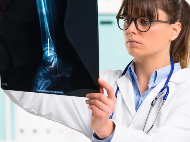 carrera-posgrado-especializacion-maestria-udla-reumatologia-ecuador-estudiantes-procedimientos-reumatologicos-laboratorio