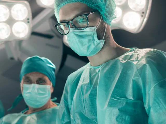 carrera-posgrado-maestria-udla-cirugia-general-ecuador-cirujano-realizando-operacion-quirofano