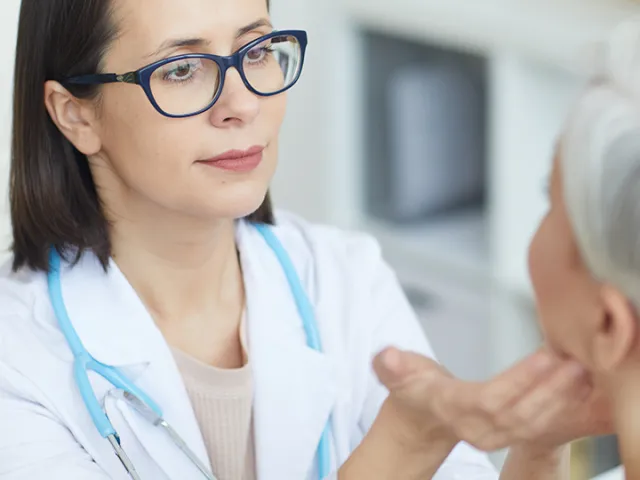 carrera-posgrado-maestria-udla-endocrinologia-ecuador-endocrinólogo-consulta-paciente