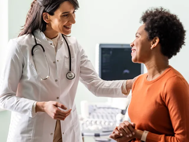 carrera-posgrado-maestria-udla-especializacion-en-ginecologia-y-obstetricia-ecuador-ginecologa-consulta-con-una-paciente