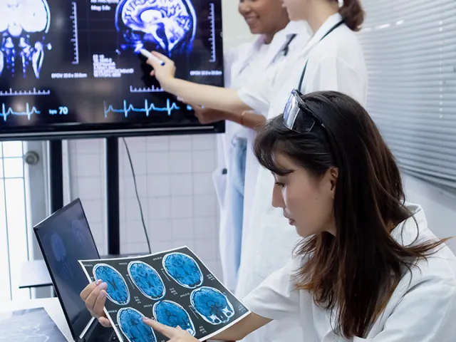 carrera-posgrado-maestria-udla-especializacion-en-imagenologia-ecuador-estudiantes-trabajando-en-imagenologia-laboratorio