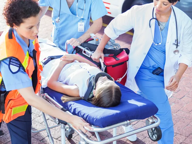 carrera-posgrado-maestria-udla-medicina-de-emergencia-y-desastres-ecuador-medicos-paramedicos-emergencia