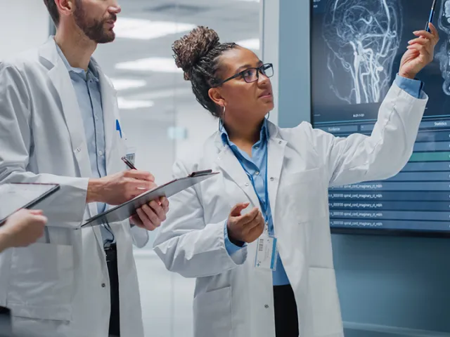 carrera-posgrado-maestria-udla-neurorrehabilitacion-ecuador-laboratorio-de-simulacion-clinica-paciente-disfunciones-neurologicas