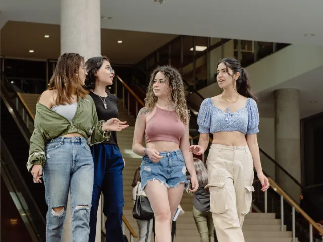 udla-viva-estudiantil-estudiantes-caminando-entrada-udlapark