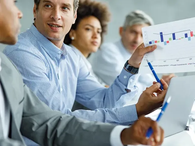 carrera-posgrado-maestria-udla-gestion-del-talento-humano-ecuador-profesionales-en-una-reunion-estrategias-de-desarrollo-organizacional